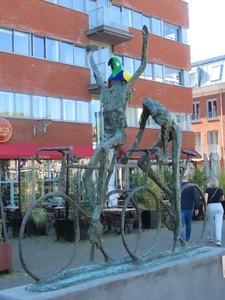912887 Afbeelding van het bronzen beeldhouwwerk 'De Tourrenners' van Jits Bakker uit 2000, op het Ledig Erf te Utrecht. ...